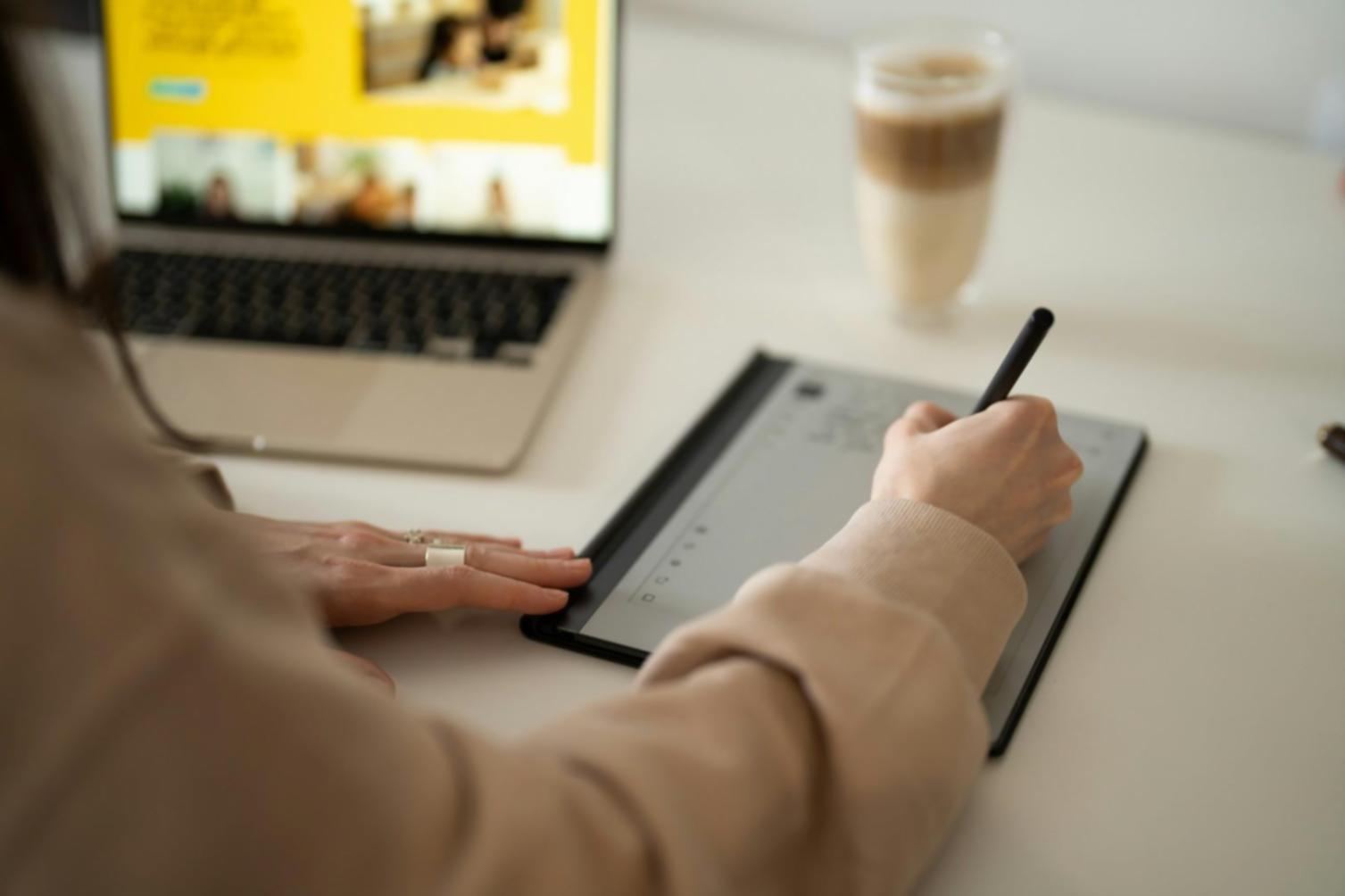 Équipe travaillant sur l'optimisation budgétaire